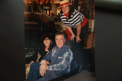 Amantes de los viajes, María del Carmen y Lucho en una recreación de Venecia en un centro de entretenimientos de Las Vegas