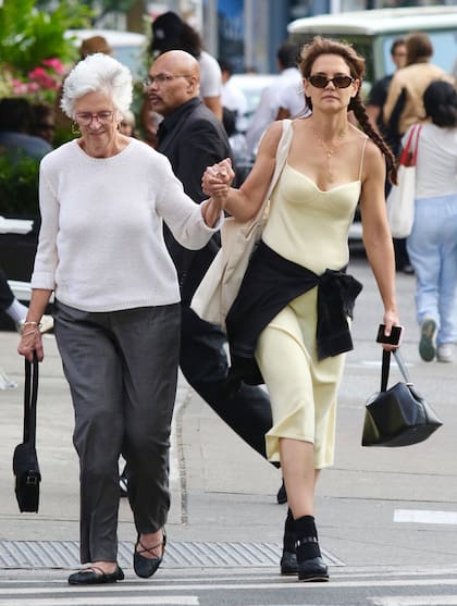Amantes de Nueva York: tanto Katie Holmes como su hija Suri Cruise son una figurita habitual de las calles de la gran ciudad estadounidense. En esta oportunidad, la actriz de Batman inicia fue vista junto a Kathleen A. Stothers-Holmes, su mamá, en el Soho de Manhattan, luego de una comida en familia en un restaurante de la zona
