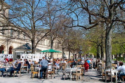 Amantes de una cerveza al aire libre.