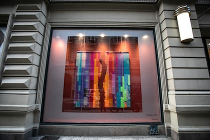 "Amantes", obra de Román Vitali exhibida en la vidriera del centro cultural, está tejida con 147.842 cuentas acrílicas facetadas