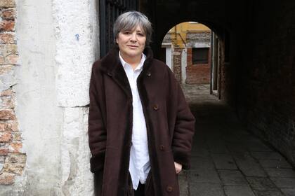 Amaral combina la escritura con una extensa carrera académica donde explora, desde la Literatura Comparada, el feminismo y las teorías de género