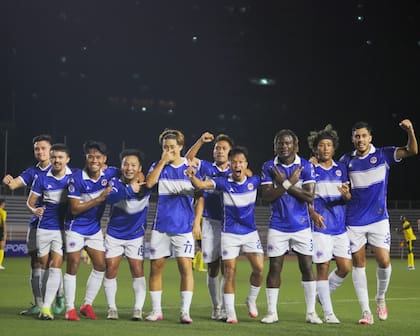 Amarilla (en el extremo derecho de la foto) celebra un gol junto a sus compañeros en su primer club, One Taguig; ahora está en Águilas-Umak