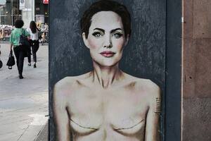 "Ámate a ti misma", mural de Alexsandro Palombo en el que retrató a Angelina Jolie mostrando los signos de una mastectomía en el Día Mundial contra el Cáncer de Mama