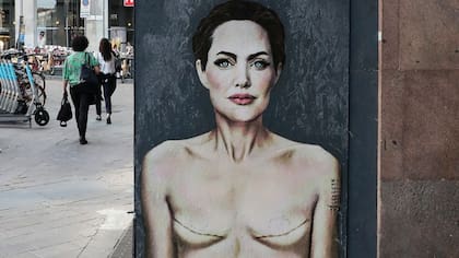 "Ámate a ti misma", mural de Alexsandro Palombo en el que retrató a Angelina Jolie mostrando los signos de una mastectomía en el Día Mundial contra el Cáncer de Mama. Piazza San Babila, Milán, mayo de 2023
