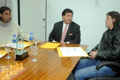 Amato, Passarella y Almeyda, ayer, cuando el Pelado selló su nuevo contrato