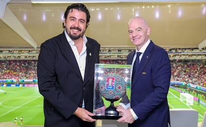 Amaury Vergara, propietario de Chivas de Guadalajara, junto con Gianni Infantino, presidente de la FIFA