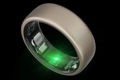 Amazfit Helio Ring es un anillo con sensores en su cara interior, al estilo de Oura, que puede medir la actividad deportiva de su usuario, además de la oxigenación en sangre, la calidad de sueño, el estrés