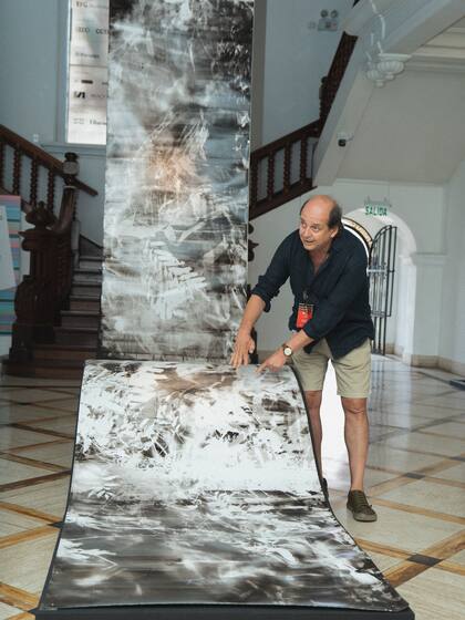 Amazograma N5, de Roberto Huarcaya: el artista realizó este y otros fotogramas en el Parque Nacional Bahuaja Sonene, en la selva peruana de Tambopata, desplegando un rollo de papel fotosensible de 30 metros de largo entre el follaje durante la noche