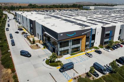 Amazon, con sede en Seattle, aseguró que el plan también incluye ajustes en beneficios médicos y un esquema de incrementos anuales