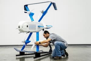 Un drone de delivery de Amazon se enganchó con un cable y dejó una casa sin internet