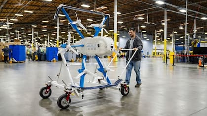 Amazon está avanzando con Prime Air, su servicio de entrega de paquetes en Estados Unidos con sus drones MK-30
