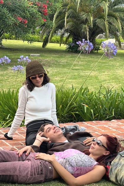 Ámbar, Andino y Allegra, en un descanso durante su visita al Museo Marie Ducaté.