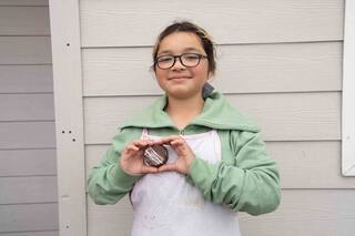 La niña que hace alfajores artesanales para cumplir su sueño de viajar a Machu Picchu