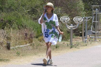 Ámbar de Benedictis caminando por José Ignacio