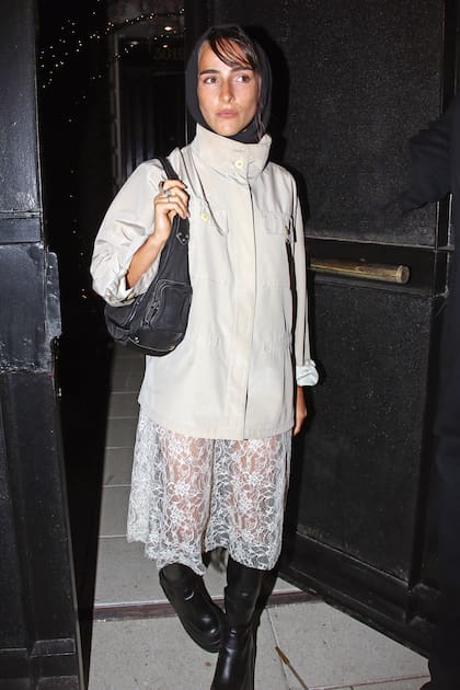 Ámbar de Benedictis, la hija mayor de Juana, incluyó encaje y capucha en su outfit