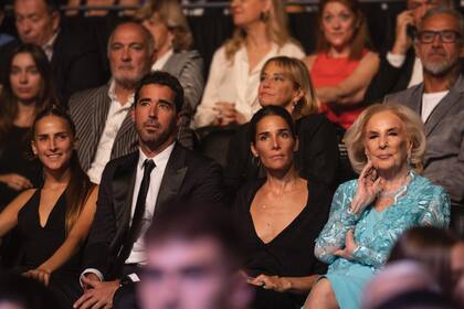 Ámbar de Benedictis, Nacho y Juana Viale y Mirtha durante la presentación de la serie Ringo. Gloria y muerte, en el Luna Park. Detrás de ellos, Marcela Tinayre.