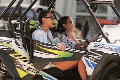 Ámbar invitó a Lucía, la novia de su tío Nacho, a dar una vuelta a bordo de un Polaris, uno de los nuevos “juguetes” de Casa Blanca.