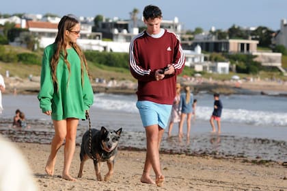 Ámbar y el joven estudiante de Medicina recorren las playas de José Ignacio con Tota, la perra cattle dog de Juanita.