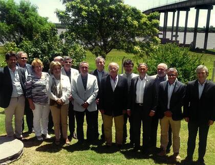 Ambas delegaciones, ayer en la localidad de Paysandú