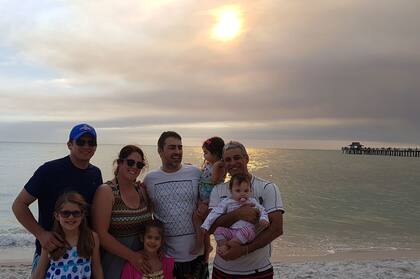 Ambas familias comparten unas vacaciones en el mar