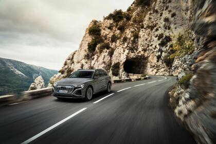 Ambas versiones cuentan con tracción quattro, una potencia de 408 CV y un torque de 664 Nm, permitiendo una aceleración de 0 a 100 km/h en solo 5,6 segundos