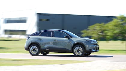 Ambas versiones cuentan con un selector de modos de conducción (Eco, Normal y Sport)