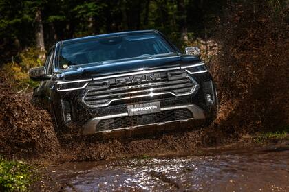 Ambas versiones -Warlock y Laramie- equipan un motor 2.2L de cuatro cilindros en línea y 16 válvulas capaz de entregar 200 CV de potencia y 450 Nm de torque.