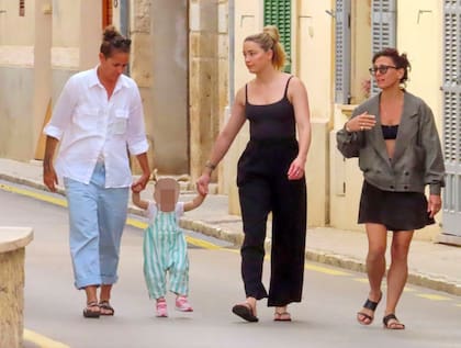 Amber Heard con su hija, su pareja y una amiga