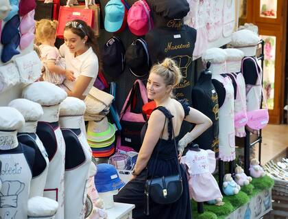 Amber Heard disfruta de los encantos del sur de Italia junto a su hija, con quien recorrió varios puestos de venta luciendo un vestido negro con un bolso haciendo juego