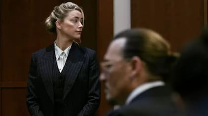 Amber Heard durante su declaración estrado, contestando las preguntas de la abogada de Johnny Depp.