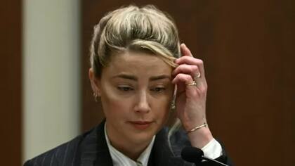 Amber Heard en el estrado de la corte de Virginia, durante su juicio contra Johnny Depp
