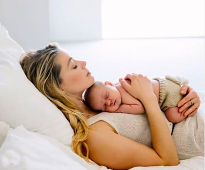 Amber Heard junto a su primera hija, en la foto que compartió en 2021 para anunciar su llegada a este mundo