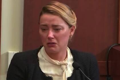 Amber Heard se quebró durante el juicio cuando describió el episodio de la supuesta violación por parte de Johnny Depp (Foto: Captura de video)