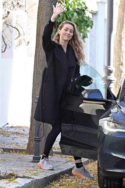 Amber saluda a los fotógrafos durante una salida por Madrid, su nuevo hogar.