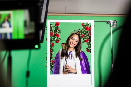 Amber Stevens West graba una "reacción"en los Giphy Studios