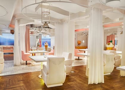 Ambientación en colores pastel y un salón muy iluminado en DiverXo.