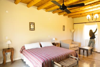 Ambientadas con un tono rústico y mucho espacio disponible, las habitaciones invitan al relax total.