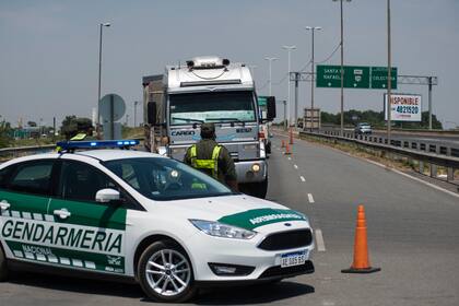Ambientalistas cortan el puente que une Rosario-Victoria, que une Santa Fe con Entre Ríos, en reclamo de que se apruebe la ley de humedales; la fila de camiones hacia el complejo agroindustrial que exporta el 80% de los granos argentinos se extendía por tres kilómetros