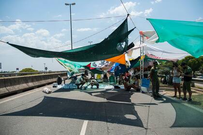La protesta bloquea una mano del puente Rosario-Victoria, que conecta al principal puerto agroexportador del país