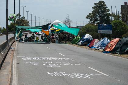 Ambientalistas cortan el puente que une Rosario-Victoria, que une Santa Fe con Entre Ríos, en reclamo de que se apruebe la ley de humedales; la fila de camiones hacia el complejo agroindustrial que exporta el 80% de los granos argentinos se extendía por tres kilómetros