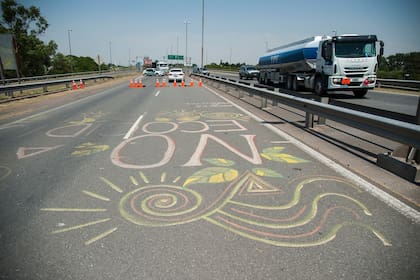 Ambientalistas cortan el puente que une Rosario-Victoria, que une Santa Fe con Entre Ríos, en reclamo de que se apruebe la ley de humedales; la fila de camiones hacia el complejo agroindustrial que exporta el 80% de los granos argentinos se extendía por tres kilómetros