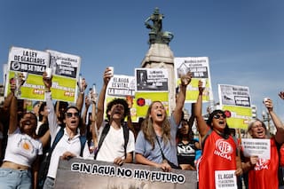 Luego de la detención de activistas de Greenpeace, siguen las protestas frente al Congreso