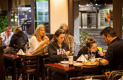 Ambiente familiar en el local de La Lucila.