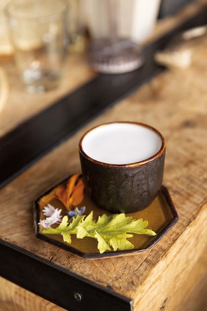 Ambiente moderno y los tragos de Maru Ávila en el parador Fuegos de Patagonia.