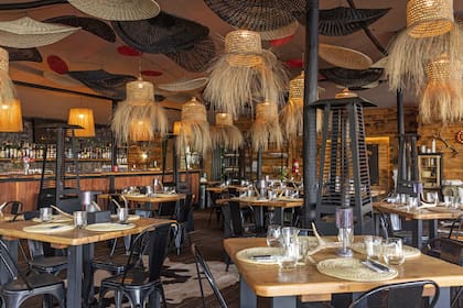 Ambiente moderno y los tragos de Maru Ávila en el parador Fuegos de Patagonia.