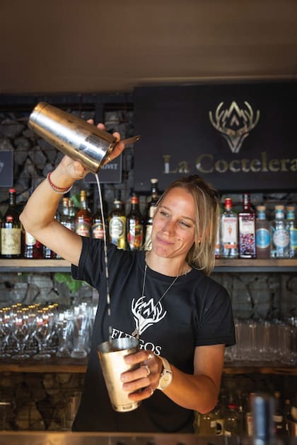 Ambiente moderno y los tragos de Maru Ávila en el parador Fuegos de Patagonia.
