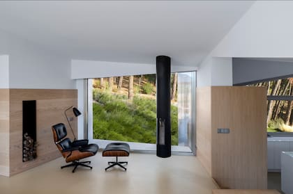 Ambientes amplios y equipados con pocos elementos, una de las principales características del diseño interior de este proyecto.