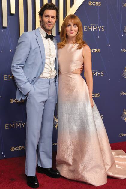 Ambos apostaron por Prada: Adam
Brody (nominado a Mejor Actor en una Serie
de Comedia por su trabajo en Nobody Wants
This) con traje celeste y Leighton Meester
con vestido satinado en tonos pastel, con
cortes laterales, al que le sumó joyas de Jared
Atelier