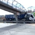 Perdió el control del camión, chocó contra un puente y lo derribó: cayó sobre otro vehículo