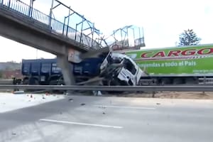 Perdió el control del camión, chocó contra un puente y lo derribó: cayó sobre otro vehículo